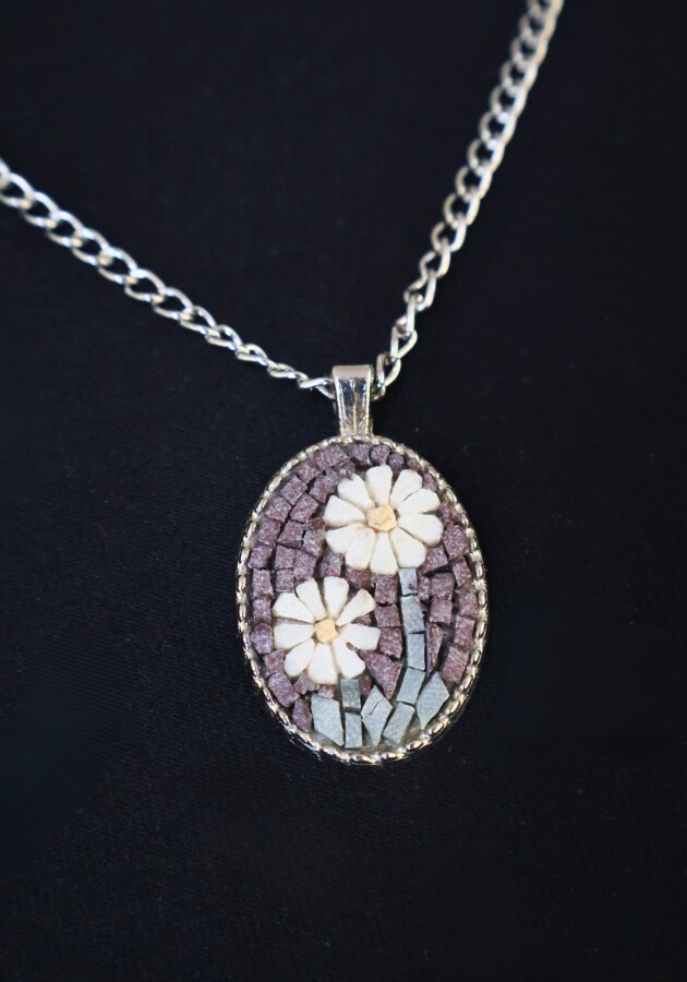 Gümüş - Metal / Oval Mor Zemin Üzerine Çiçekli Kolye- soteria kadın kooperatifi - Soteria Kadın Kooperatifi