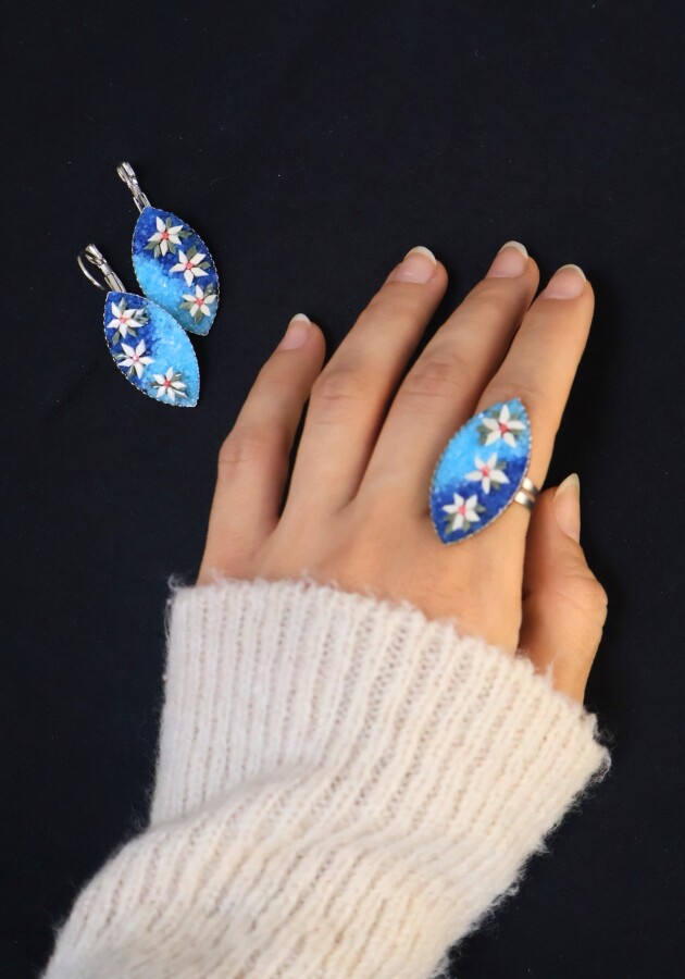 Gümüş / Mavi Zemin Üzerine Papatya Küpe - Yüzük - soteria kadın kooperatifi - Soteria Kadın Kooperatifi