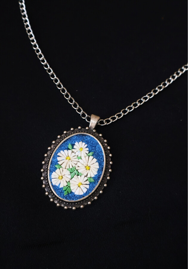 Mavi Zemin Üzerine Papatya Kolye -soteria kadın kooperatifi - Soteria Kadın Kooperatifi