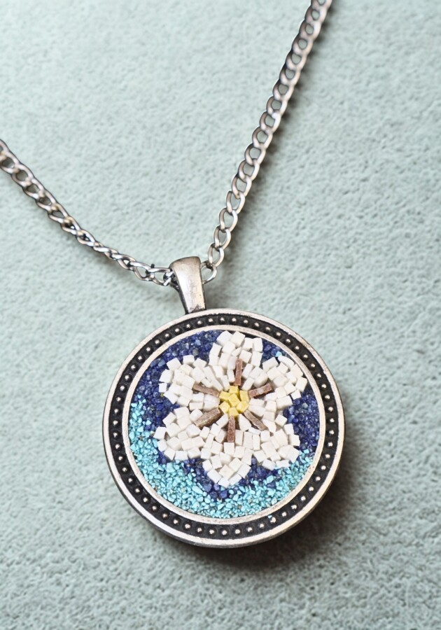 Mavi Zemin Üzerine Tek Çiçek Kolye- soteria kadın kooperatifi - Soteria Kadın Kooperatifi